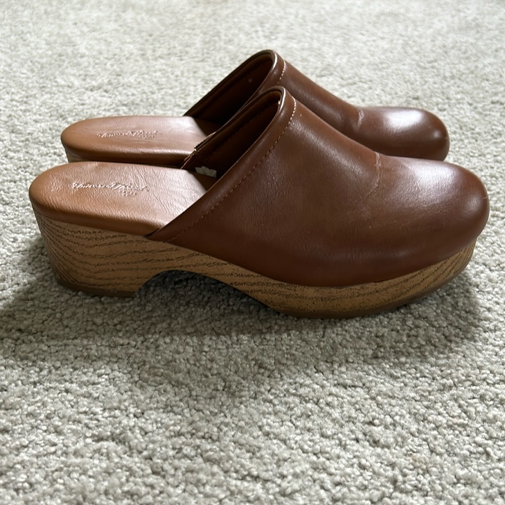 Universal Thread clogs. Like new!